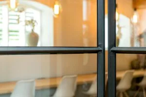 Close-up stalen binnendeuren